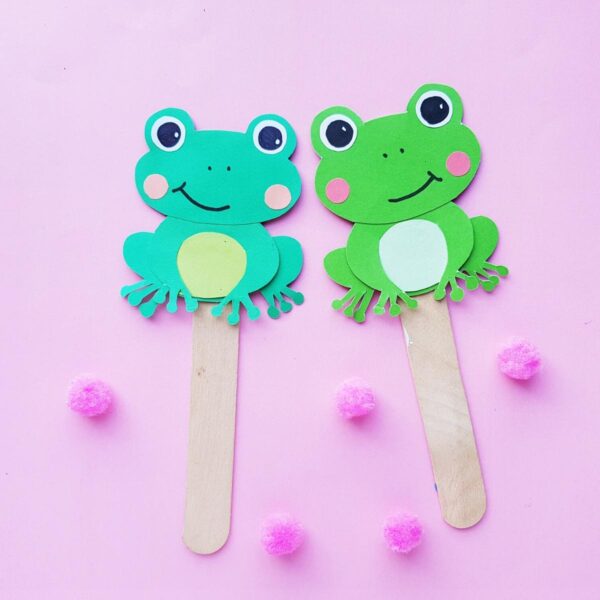 Finished Frog Paper Puppets made with the free printable template